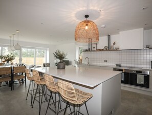 冰箱、洗碗机、电热水壶、烤面包机