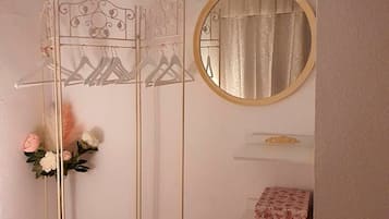 2 slaapkamers, een strijkplank/strijkijzer, gratis wifi, beddengoed