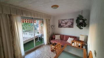 Een smart-tv en boeken