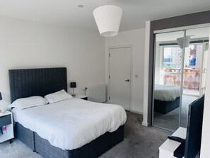 Apartment, 1 Queen-Bett | 1 Schlafzimmer, Bügeleisen/Bügelbrett, kostenloses WLAN, Bettwäsche