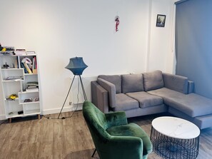 Living area - Lovely 1-bedroom With Private Balcony Near Barking (Barking)