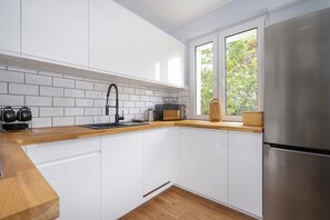 Apartment, 1 Schlafzimmer, Balkon | Eigene Küche | Mikrowelle, Wasserkocher mit Kaffee-/Teezubehör, Wasserkocher