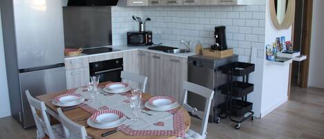 Refrigerador, microondas, horno y parrilla de estufa