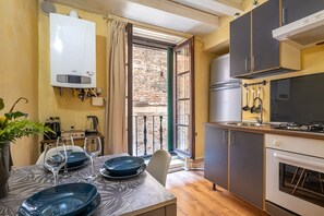 Kühlschrank, Ofen, Herdplatte, Wasserkocher mit Kaffee-/Teezubehör