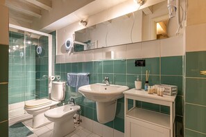 Chuveiro, produtos de toalete grátis, secador de cabelo, bidê