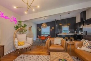 TV - Athens MCM Inn | Great Location! (Athens)