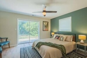 4 bedrooms, WiFi - Athens MCM Inn | Great Location! (Athens)