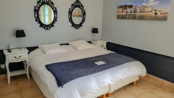 1 habitación, escritorio, tabla de planchar con plancha y cuna de viaje