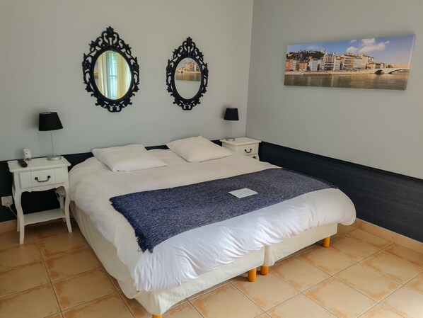 1 quarto, escrivaninha, ferros/tábuas de passar roupa, berço de viagem
