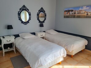 1 quarto, escrivaninha, ferros/tábuas de passar roupa, berço de viagem