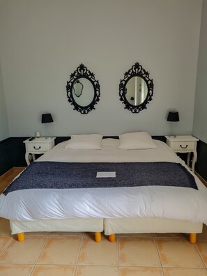 1 室のベッドルーム、デスク、アイロン / アイロン台、旅行用ベビーベッド