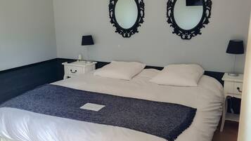 1 slaapkamer, een bureau, een strijkplank/strijkijzer, reisbedje