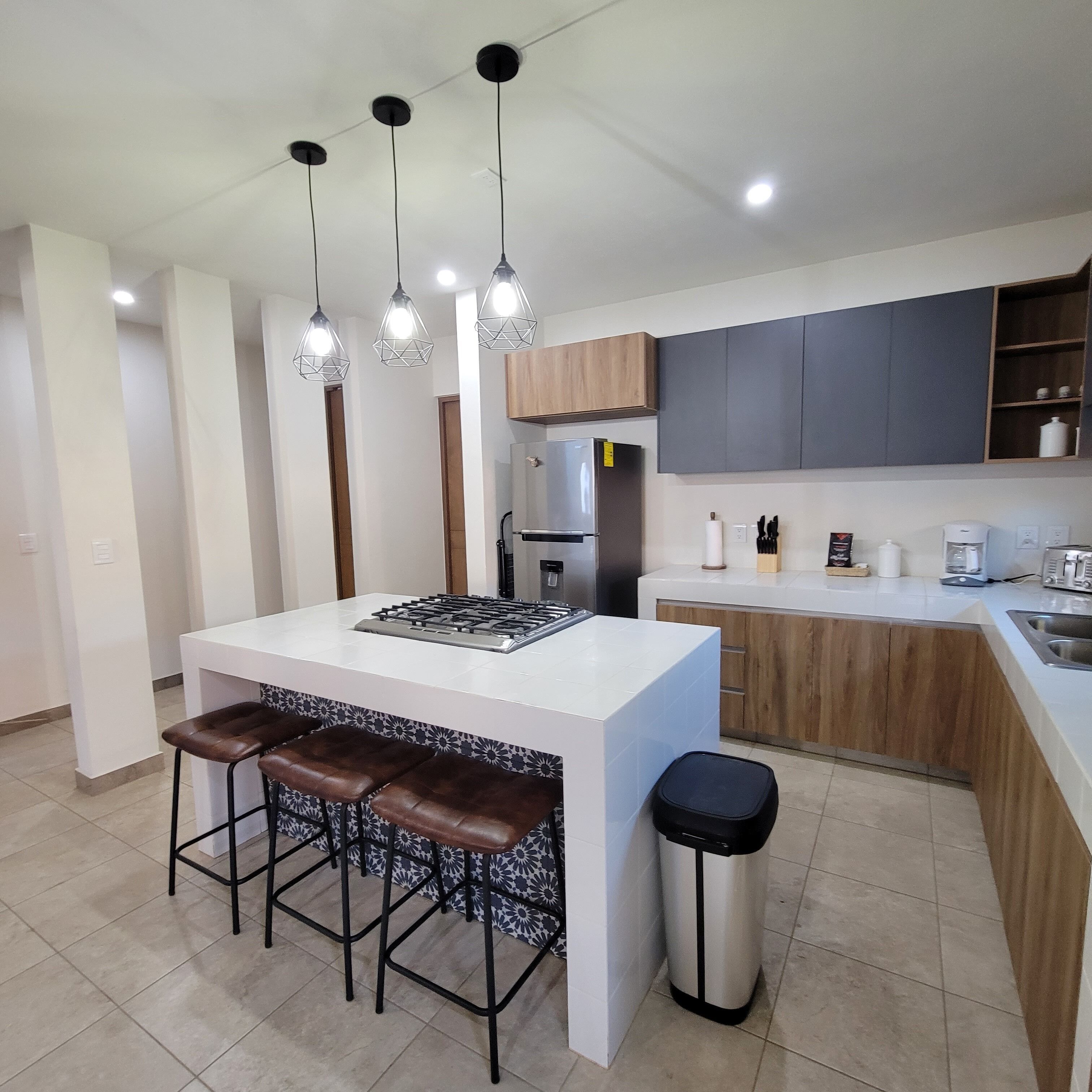 Geladeira, micro-ondas, fogão, cooktop