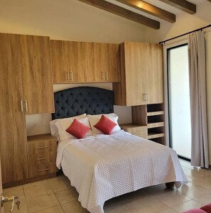 2 Schlafzimmer, Schreibtisch, Bügeleisen/Bügelbrett, Reisekinderbett