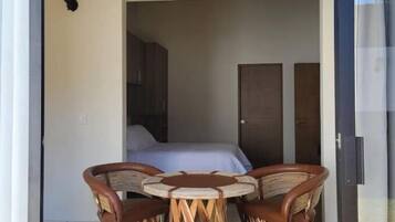 2 間睡房、書桌、熨斗/熨衫板、可攜式嬰兒床