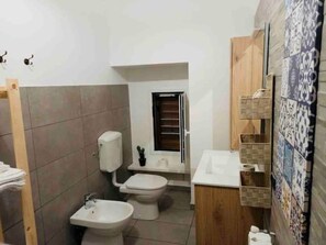 Doccia, asciugacapelli, bidet, asciugamani