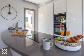 Kühlschrank, Mikrowelle, Ofen, Geschirrspüler