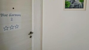Una puerta con un letrero que dice 'Blue Harmony 2' y tres estrellas.