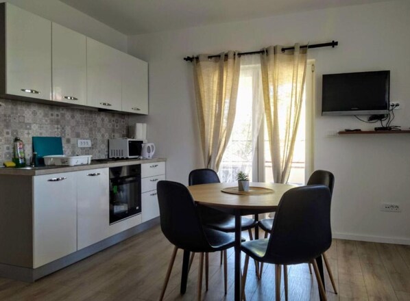 Microwave, dishwasher, coffee/tea maker