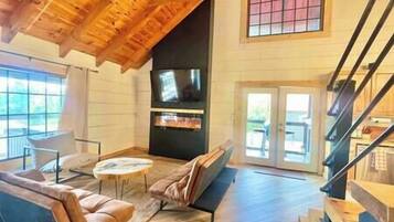 Televisión y chimenea