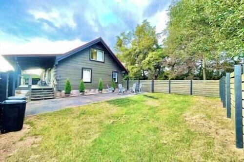 Modern lake side nest• HOTUB Fenced YARD king beds