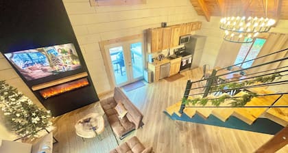 Modern lake side nest• HOTUB Fenced YARD king beds