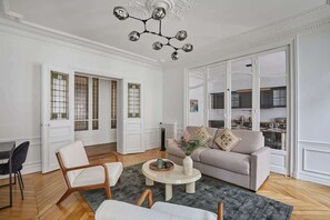 Smart TV, offices - Superb Apartment in the Heart of Paris (Paris)