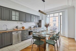 Fridge, microwave, oven, stovetop - Superb Apartment in the Heart of Paris (Paris)