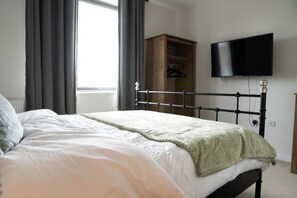 2 habitaciones, tabla de planchar con plancha, wifi y ropa de cama