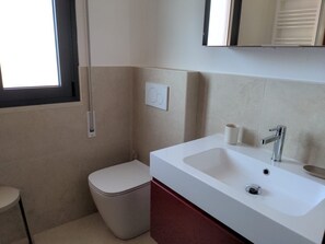 Apartamento, 2 quartos, sacada, vista para a cidade | Banheiro
