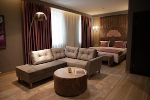 Quarto casal luxo | Cofres nos quartos, individualmente decorados, escrivaninha