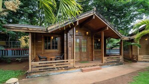 Eine Holzhütte mit Veranda, einem überdachten Sitzbereich und einem Schild mit der Nummer 601.