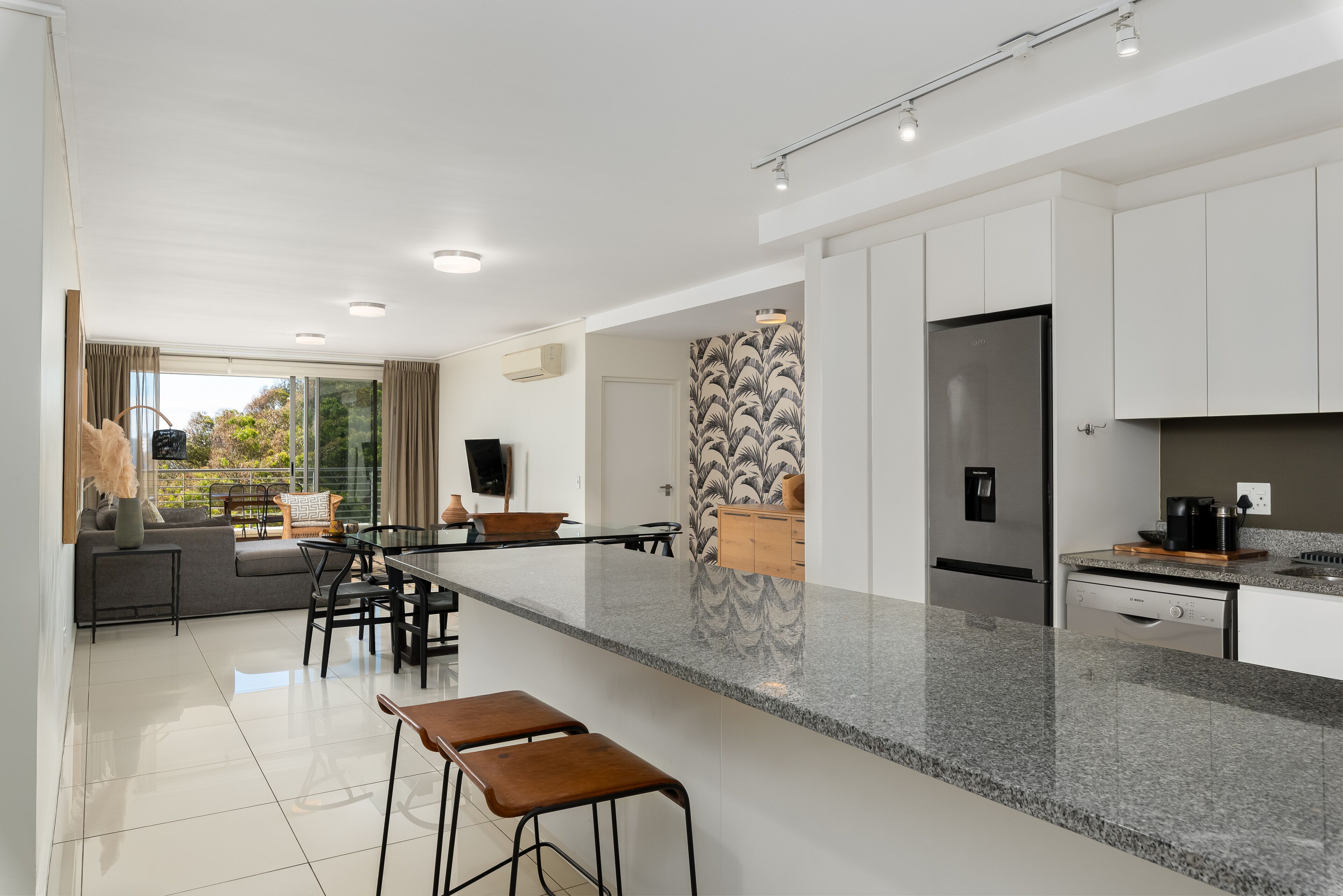 Comfort appartement | Privékeuken | Een koelkast, een microgolfoven, een oven, een kookplaat