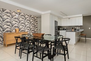 Comfort Apartment | In-room dining - The Odyssey 302 (Cape Town)