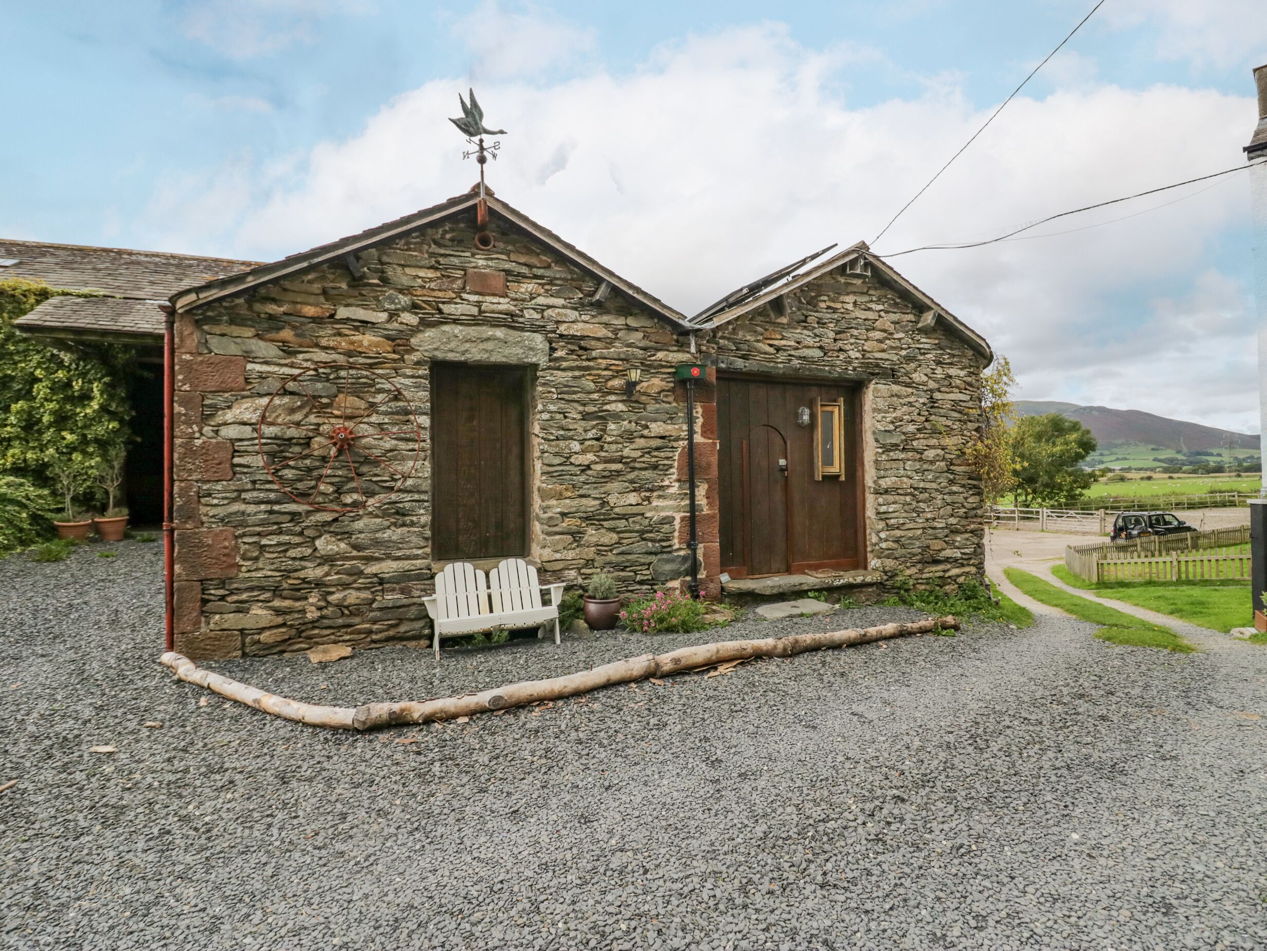 DOG CRAG CABIN, pet friendly, character holiday cottage in Silecroft