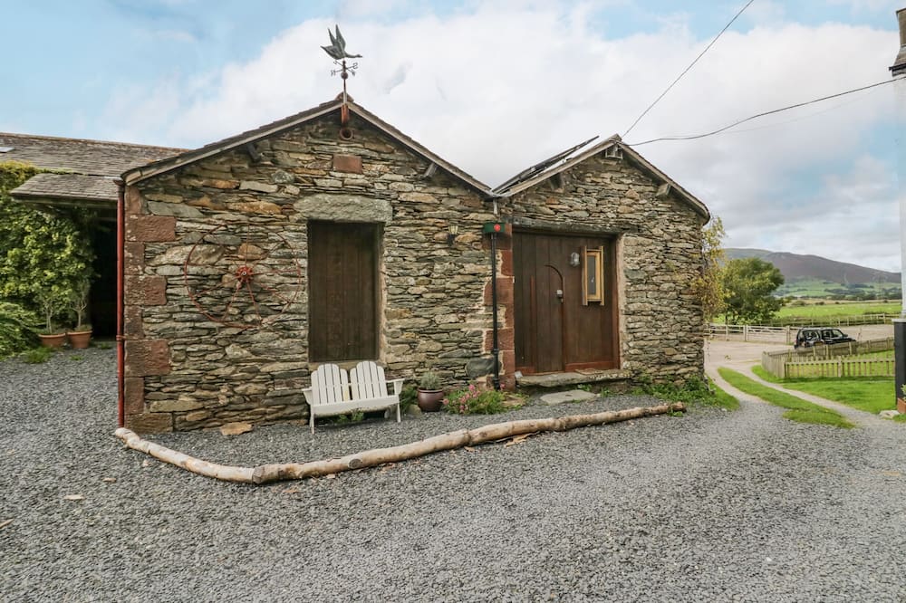 DOG CRAG CABIN, pet friendly, character holiday cottage in Silecroft