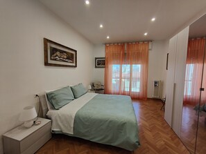 3 bedrooms, desk, iron/ironing board, travel crib - Golden Florence, your apartment very near to the center, 3 rooms AC Parking Bus. (Firenze)
