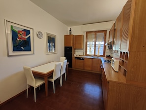 Fridge, microwave, oven, stovetop - Golden Florence, your apartment very near to the center, 3 rooms AC Parking Bus. (Firenze)