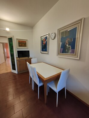 Dining - Golden Florence, your apartment very near to the center, 3 rooms AC Parking Bus. (Firenze)