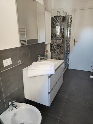 Dusche, Haartrockner, Bidet, Handtücher
