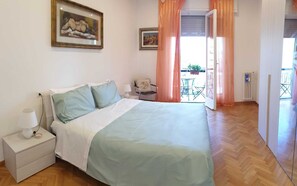 3 sovrum, skrivbord, strykjärn/strykbräda och resesäng