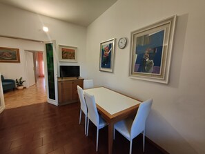 Dining - Golden Florence, your apartment very near to the center, 3 rooms AC Parking Bus. (Firenze)