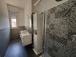 Dusche, Haartrockner, Bidet, Handtücher