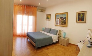 3 bedrooms, desk, iron/ironing board, travel crib