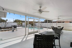 屋外ダイニングエリア