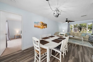 Dining - New Reno w/ Pool, Fast Wi-Fi, Central Location (Cape Coral)