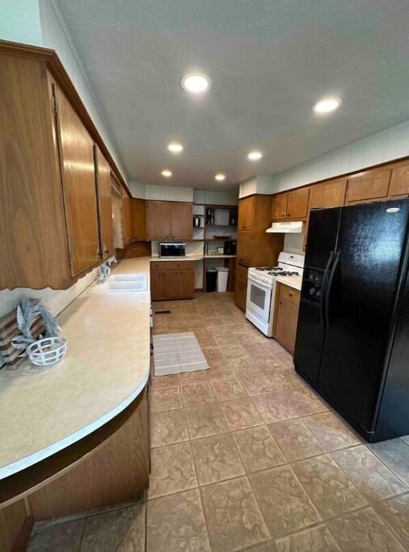 Fridge, microwave, oven, stovetop