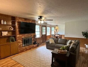 Smart TV, fireplace