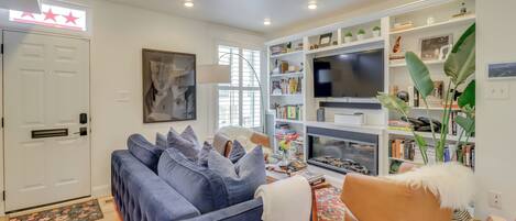 Appartement (2 Bedrooms) | Coin séjour | Télévision, cheminée