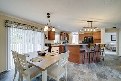 Efficiently Equipped Lewis Home: Deck & Gas Grill!